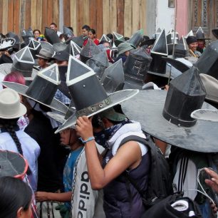 Přehlídka špičatých klobouků, Inti Raymi v Cotacachi, Ekvádor