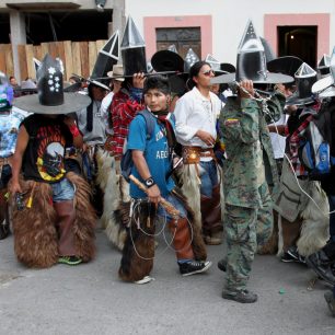 Festivalu se účastní muži různého věku, Inti Raymi v Cotacachi, Ekvádor
