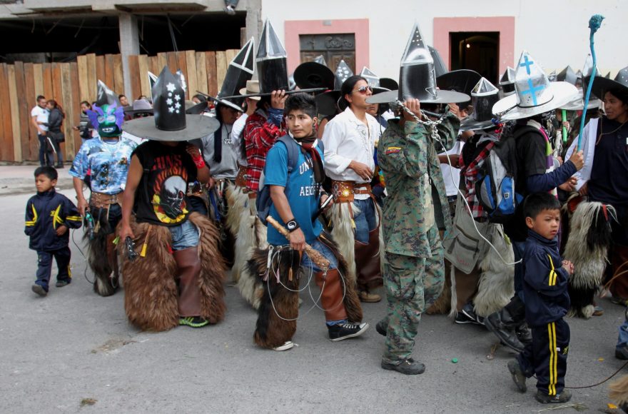 Festivalu se účastní muži různého věku, Inti Raymi v Cotacachi, Ekvádor