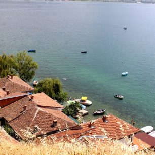 Město Ohrid, pohled z útesů na moře a pláž, Makedonie