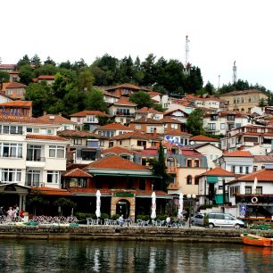 Pohled z lodě na nábřeží, město Ohrid, Makedonie