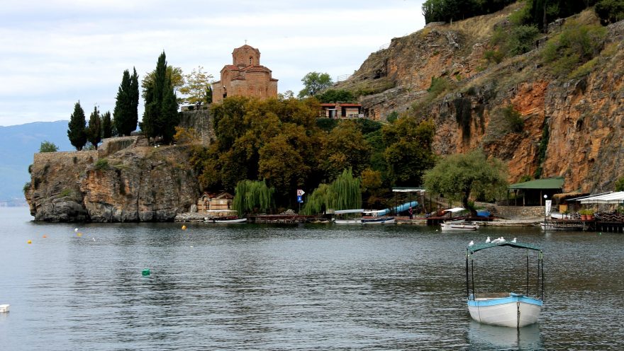 Výhled z lodě na kostel sv. Jovana, město Ohrid, Makedonie