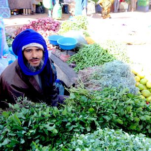Prodavač čerstvých bylinek na tradičním tržišti souk, Maroko