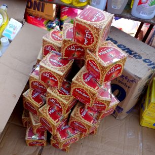 Prodej čaje na tradičním tržišti souk, Maroko