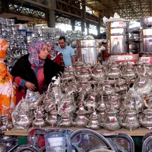 Prodej konviček na čaj na tradičním tržišti souk, Maroko