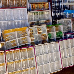 Prodej skleniček na čaj na tradičním tržišti souk, Maroko