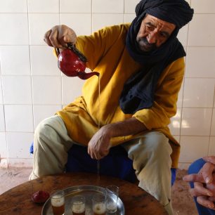 Servírování marockého čaje, Maroko