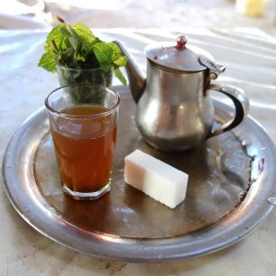 Základ pro horký den - čaj, cukr, máta, Maroko