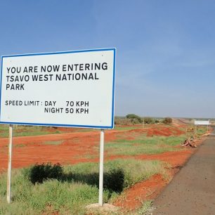 Procházíme národním parkem Tsavo West, Keňa