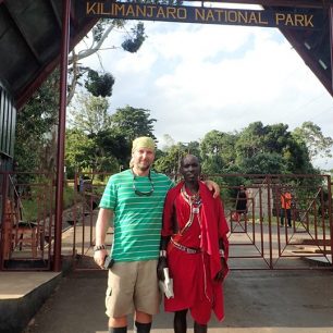 Konečně před branou Marangu route, 336 km cesty za námi. Tanzánie