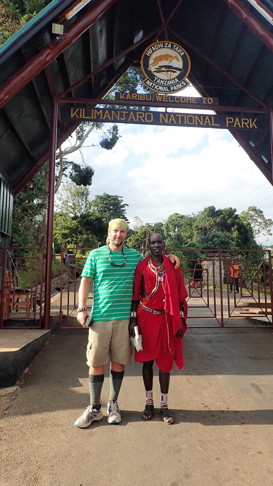 Konečně před branou Marangu route, 336 km cesty za námi. Tanzánie
