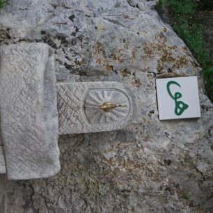 V tekiji se schází členové mystického bratrstva při modlitbách.