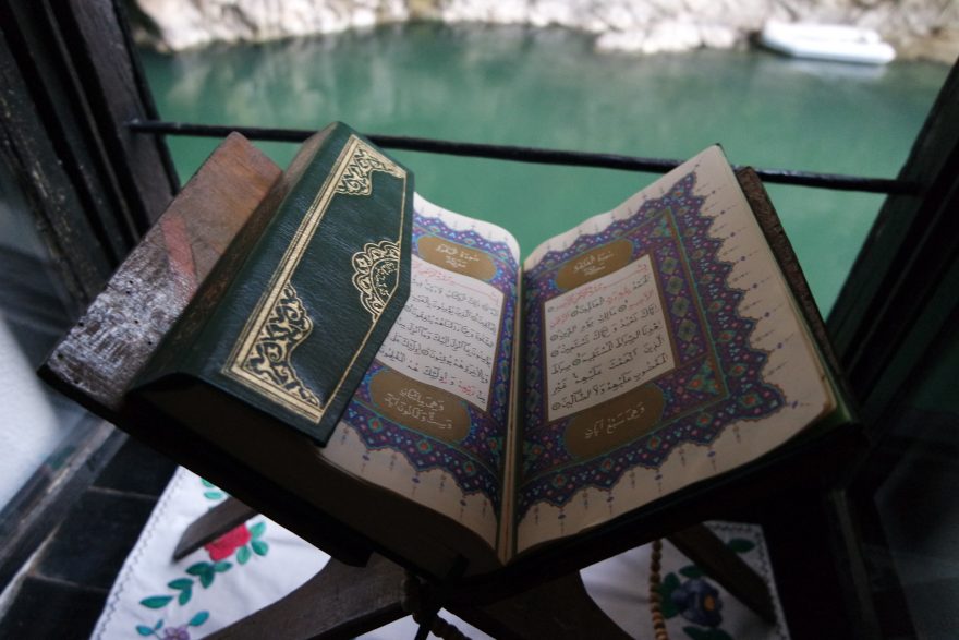 Starobylá náboženská kniha v modlitebně. 