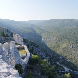 Pod hradem se nachází pramen řeky Buny.