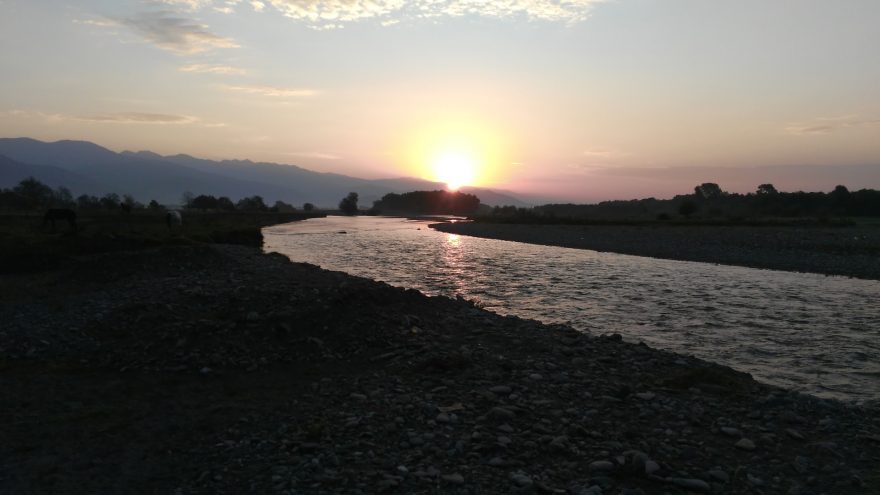 Západ slunce nad řekou, Gruzie