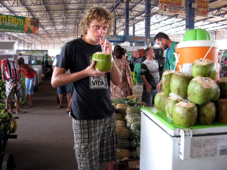 Jan Brotánek na tržišti s kokosem, Jižní Amerika