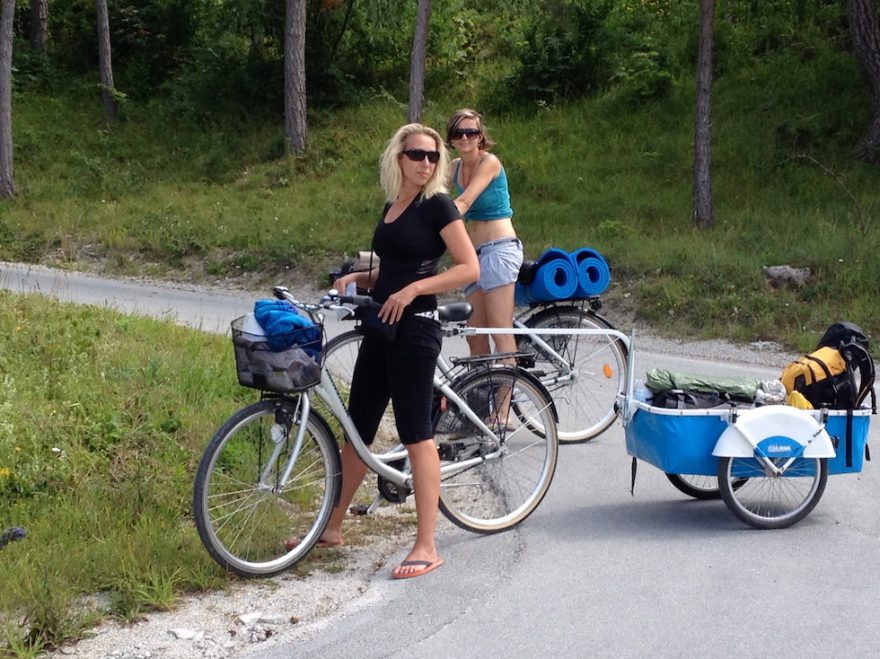 Kola, karimatky, stan, vozík, vše vypůjčené v půjčovně ve Visby, Gotland, Švédsko