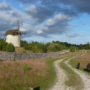 Ostrov Fårö a větrný mlýn, Gotland, Švédsko