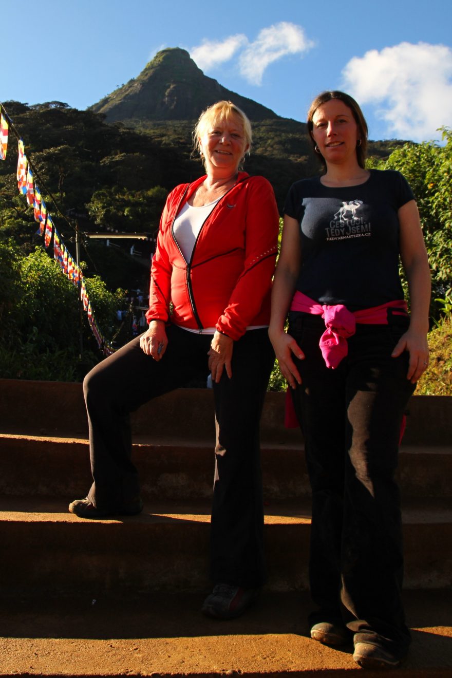 Petra Greifová s maminkou, dopolední sestup z Adamovy hory, Srí Lanka 