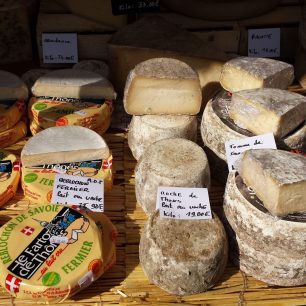 Výběr sýrů na trhu na Bastille.