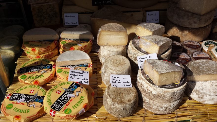 Výběr sýrů na trhu na Bastille.