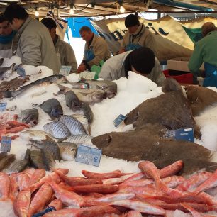 Čerstvé ryby na trhu na Bastille.