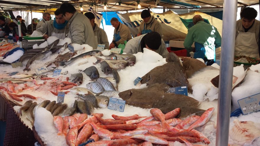 Čerstvé ryby na trhu na Bastille.