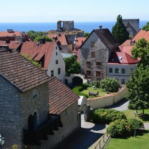 Pohled na město z kopce nad katedrálou Sankta Maria, Visby, Gotland, Švédsko