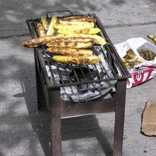 Pečené banány jsou velká pochoutka, Quito, Ekvádor