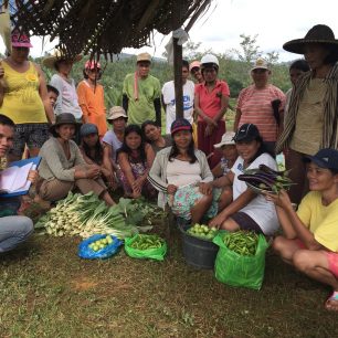 Farmáři se svou úrodou, Východní Samar, Filipíny