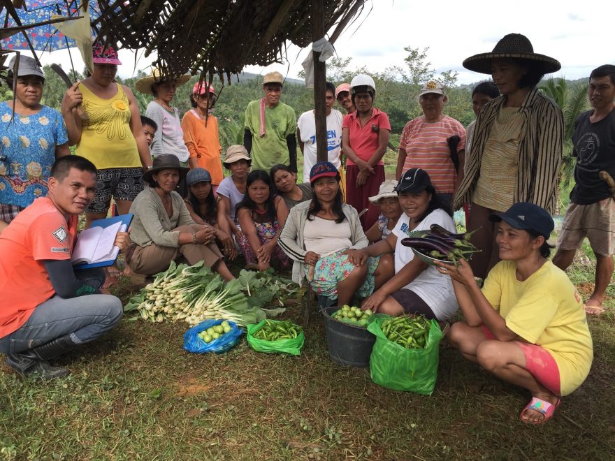 Farmáři se svou úrodou, Východní Samar, Filipíny