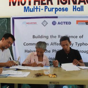 Podepisování smluv, Východní Samar, Filipíny