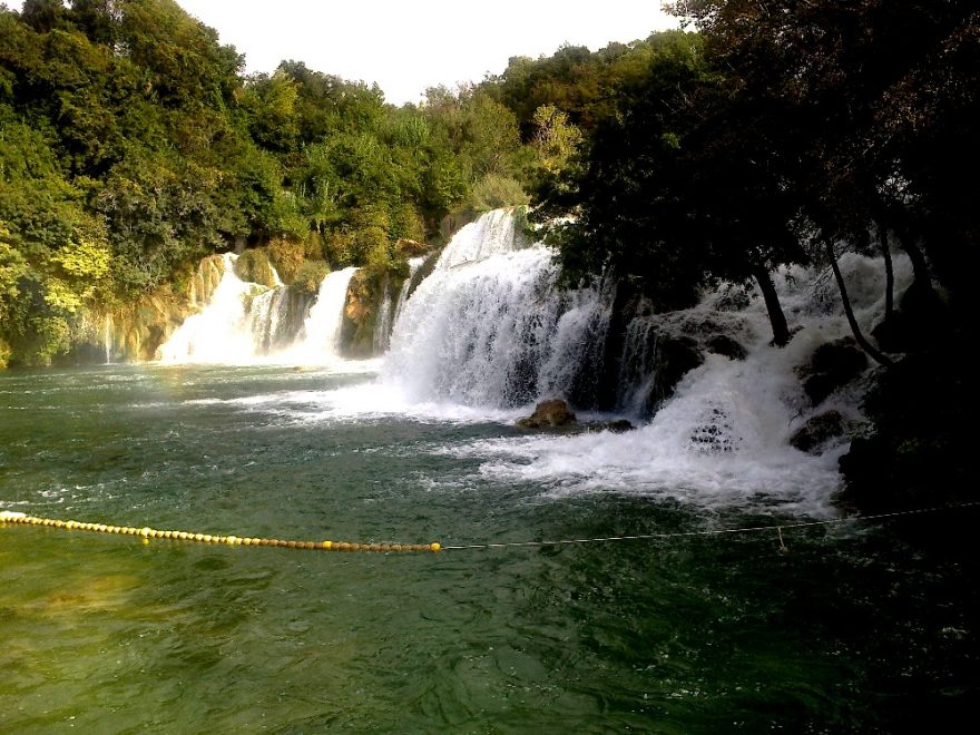 Místa nebezpečná pro koupání jsou ohraničena zábranami, Národní park Krka, Chorvatsko