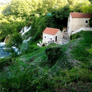 Řeku Krku lemuje na třicet starých vodních mlýnů, Národní park Krka, Chorvatsko