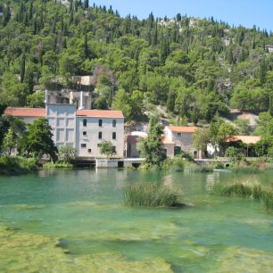 Řeku Krku lemuje na třicet starých vodních mlýnů, Národní park Krka, Chorvatsko