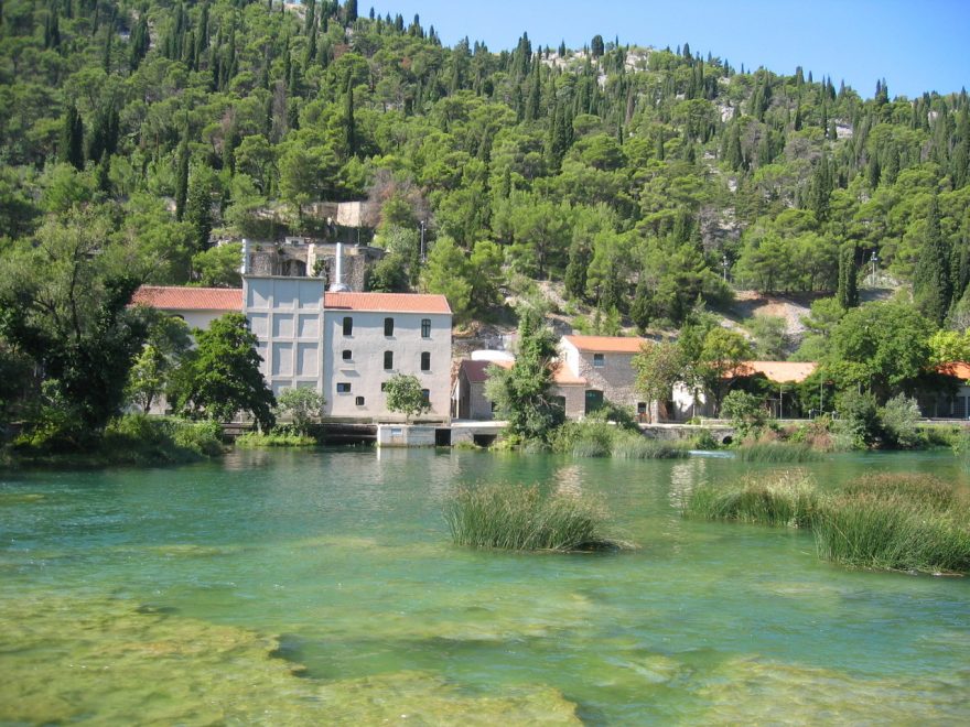 Řeku Krku lemuje na třicet starých vodních mlýnů, Národní park Krka, Chorvatsko