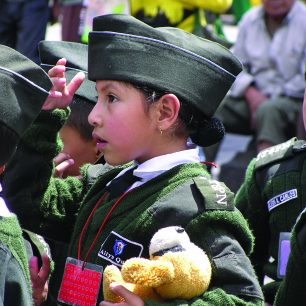 Místní děti v uniformách, Quito, Ekvádor
