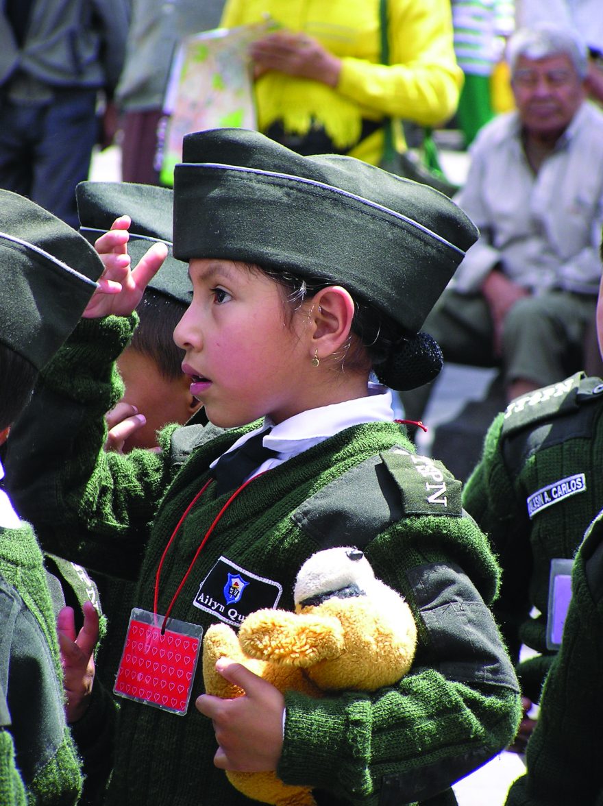 Místní děti v uniformách, Quito, Ekvádor