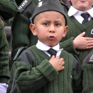 Místní děti v uniformách, Quito, Ekvádor