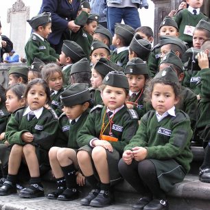 Skupina místních dětí v uniformách, Quito, Ekvádor