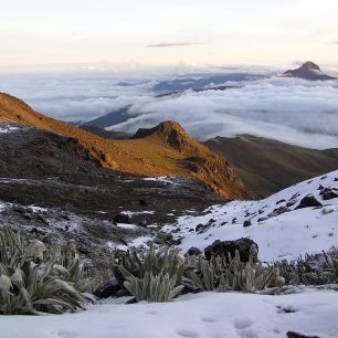 Zasněžené vrcholky sopek, Quito, Ekvádor