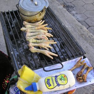 Slepičí pařáty jsou oblíbená pochutina, Quito, Ekvádor