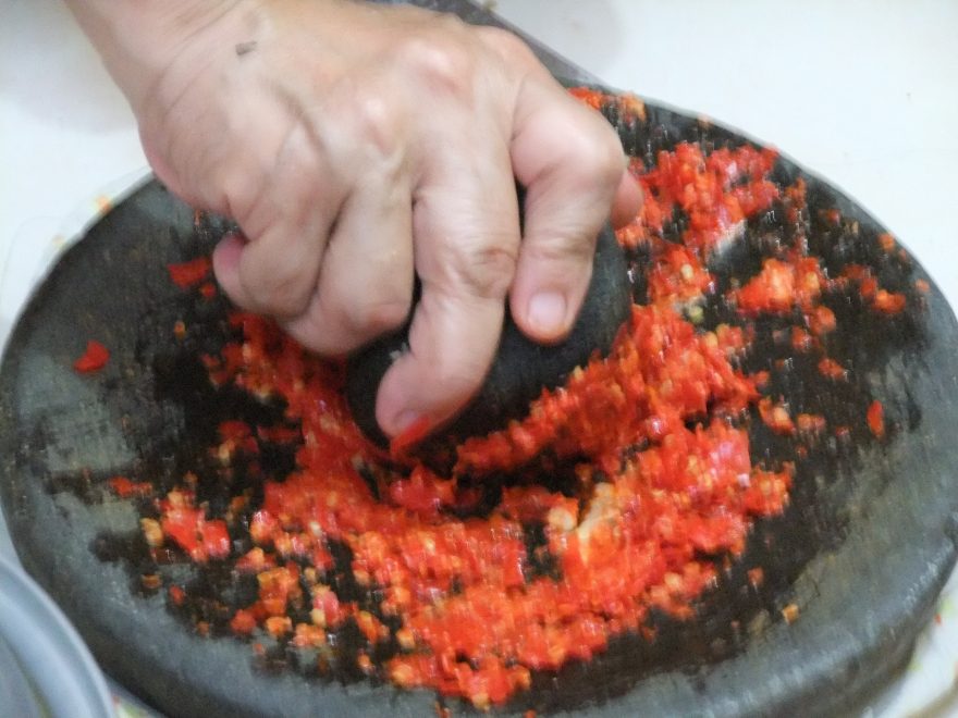 Příprava pálivé omáčky Sambal Ulek, Bali, Indonésie, foto: Sakurai Midori