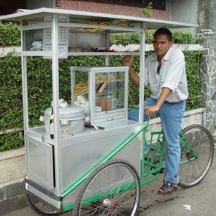 Pouliční prodavač - sepeda tukang bakwan, Bali, Indonésie, foto: Jonathan McIntosh