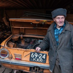 Návštěva u Ivana Ivanoviče – navzdory opuštěnosti a evakuace bydlí stále ve svém domě vprostřed uzavřené zóny