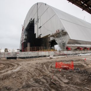 Nový sarkofág téměř před dokončením