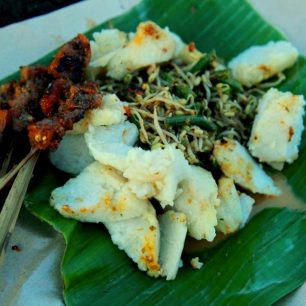 Jedna z mnoha podob pokrmu Gado Gado, Bali, Indonésie