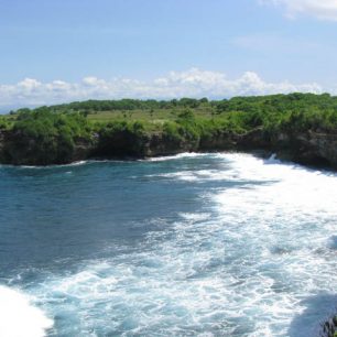 Vápencové pobřeží ostrova Lembongan, Indonésie, foto: Burmesedays