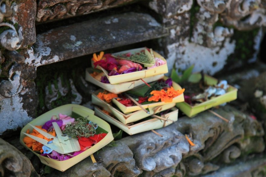 Krásné obětiny přinášené do chrámu, Bali, Indonésie