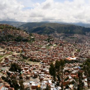 Pohled na La Paz z hrany El Alto, Bolívie